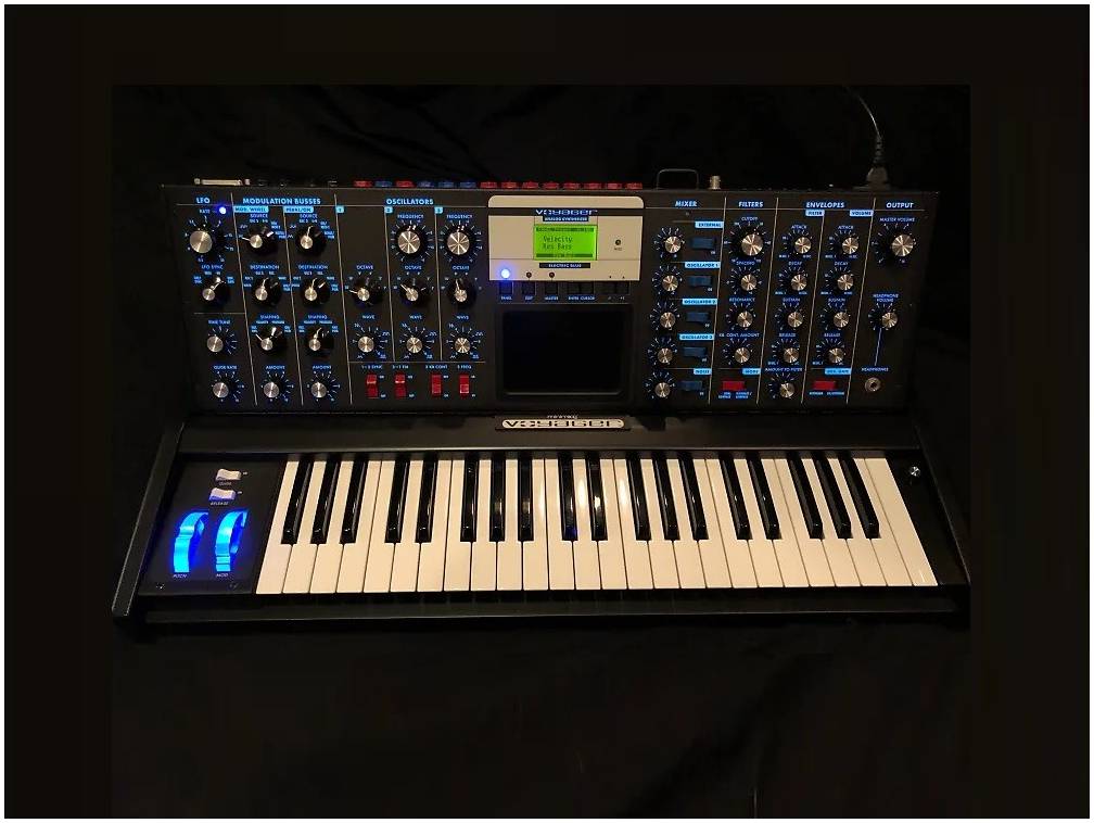   MOOG Voyager Electric Blue Edition