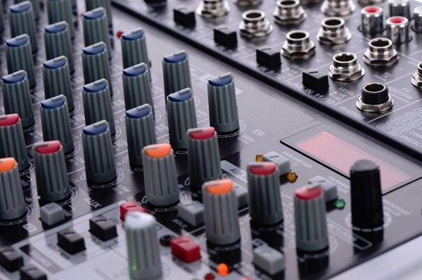 МИКШЕРНЫЙ ПУЛЬТ BEHRINGER XENYX QX2222USB.jpg МИКШЕРНЫЙ ПУЛЬТ BEHRINGER XENYX QX2222USB.jpg