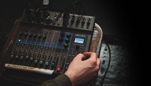   ZOOM L-8 LIVETRAK.jpg