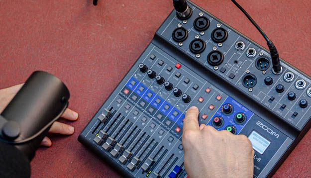   ZOOM L-8 LIVETRAK.jpg